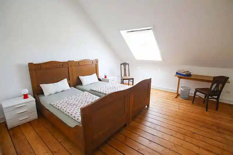 Dies ist Schlafzimmer Nr 1 unserer Ferienwohnung in Dortmund. Die beiden antiken Betten lassen sich als Einzelbetten sowie als Doppelbett anordnen. Es handelt sich um Matratzen von Lattoflex und entsprechende Teller-Lattenroste des Wind-System vom selben Hersteller