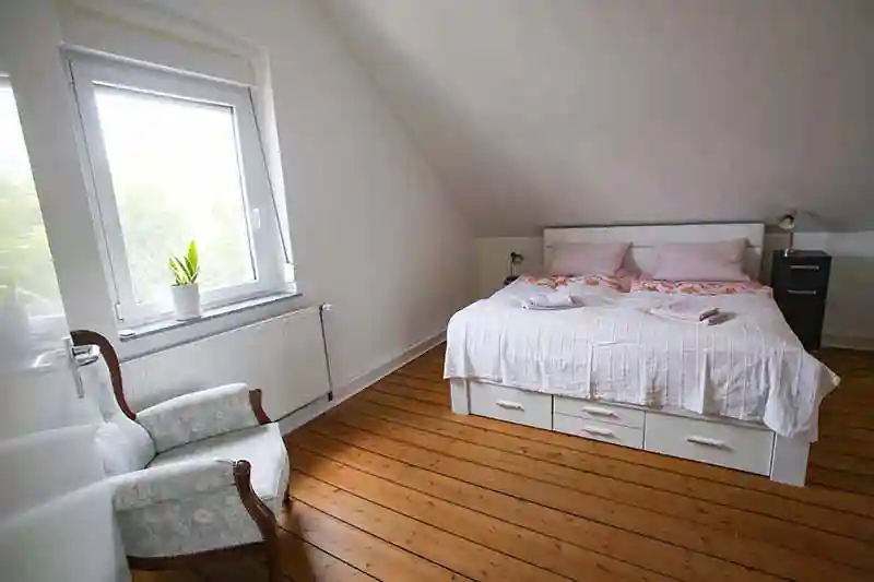 Schlafzimmer nr 2 unserer Ferienwohnung in Dortmund. Hier steht ein Doppelbett mit 180 cm Breite, außerdem ein zweiflügliger Kleiderschrank mit verspiegelten Türen.